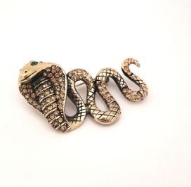 100(8) Брошь кобра длинная с камнями зелеными глазами золотая