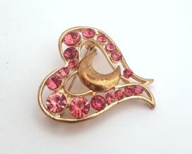 b02-12 Брошь сердце с месяцем